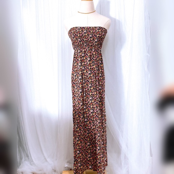Forever 21 Dresses & Skirts - Floral Strapless Tube Maxi Dress Black Red